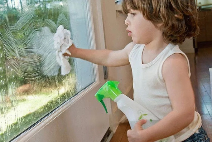 Монтессори занятия дома – Мытье окон