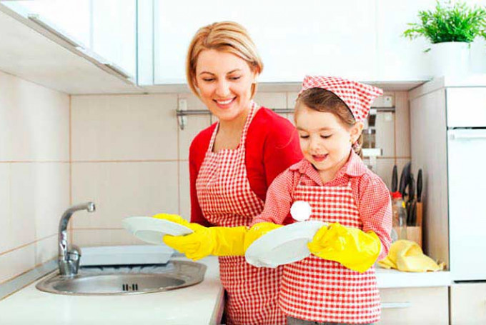 Монтессорі заняття вдома – Миття посуду