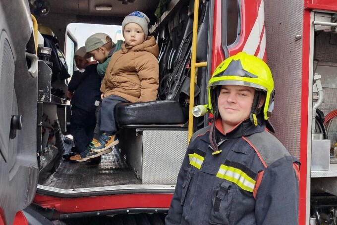 FireShow with firemen