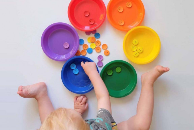 Монтессорі заняття вдома – Сортування гудзиків
