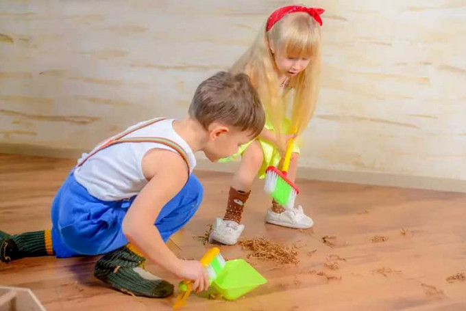 Монтессорі заняття вдома – Підмітання / прибирання