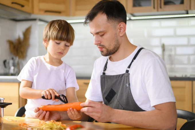 Монтессорі заняття вдома – Нарізка фруктів