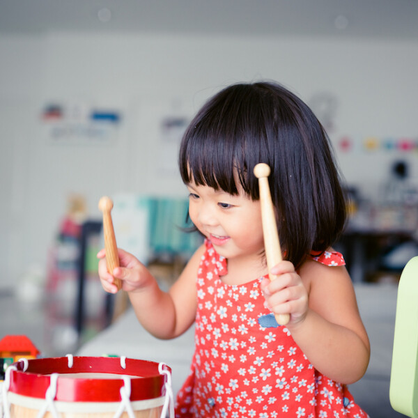 На якому інструменті може грати дитина в садку?