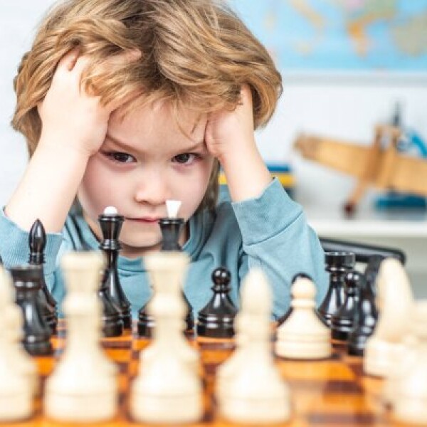 Як навчити дитину грати в шахи?