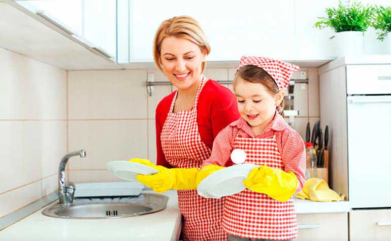 Монтессорі заняття вдома – Миття посуду