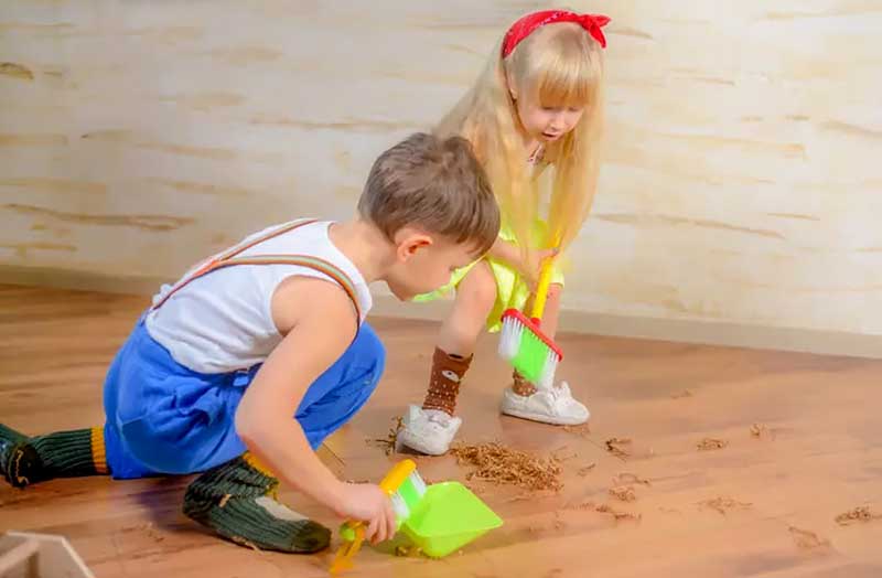 Монтессорі заняття вдома – Підмітання / прибирання